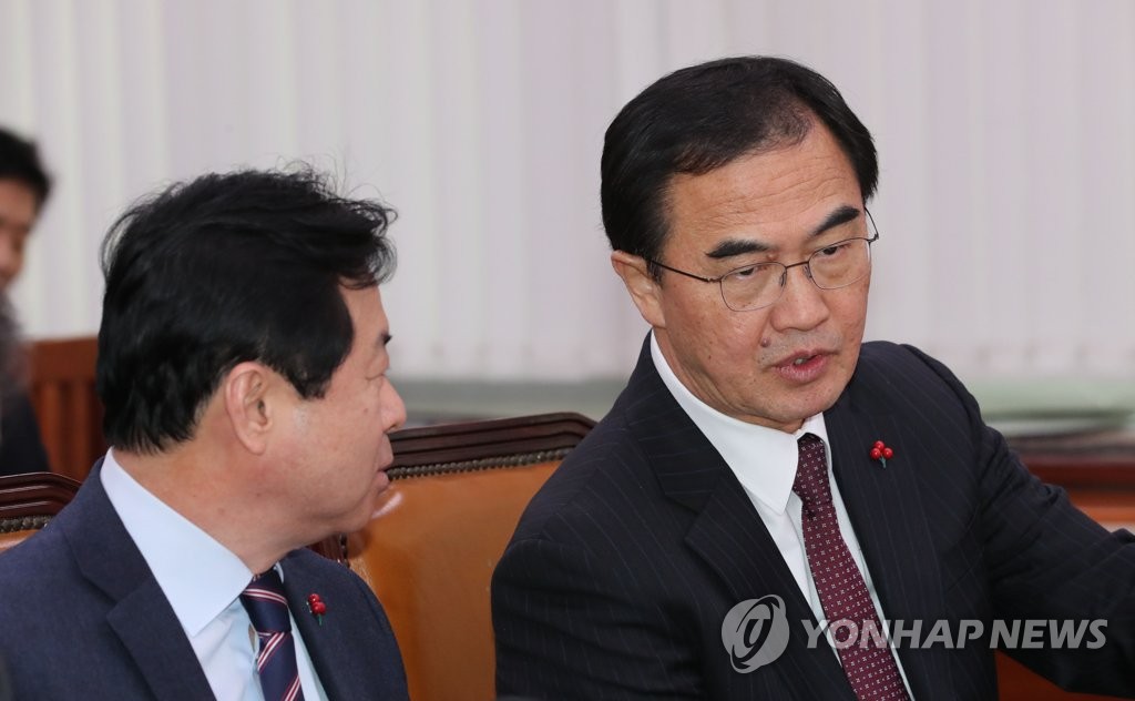 1月9日，在国会，韩国统一部长官赵明均（右）出席韩朝经济合作特别委员会全体会议。（韩联社）