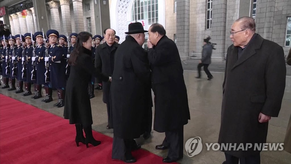 朝鲜中央电视台11日播出约1分50秒的金正恩回国录像，朝鲜内阁总理对金正恩耳语。图片仅限韩国国内使用，严禁转载复制。（韩联社/朝鲜央视）