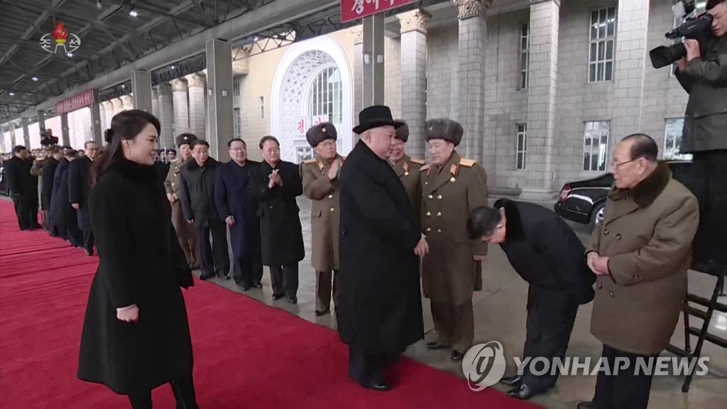 朝鲜中央电视台11日播出约1分50秒的金正恩回国录像，内阁副总理对金正恩鞠躬。图片仅限韩国国内使用，严禁转载复制。（韩联社/朝鲜央视）