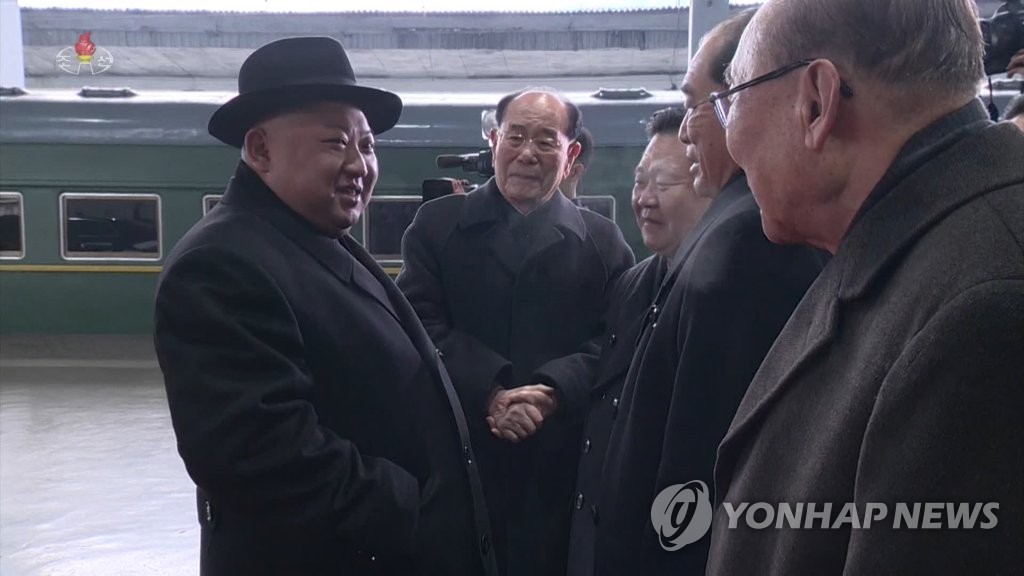 朝鲜中央电视台11日播出约1分50秒的金正恩回国录像，朝鲜众高官与金正恩攀谈。图片仅限韩国国内使用，严禁转载复制。（韩联社/朝鲜央视）