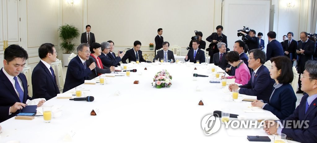 文在寅（左三）在执政党国会代表团午餐会上发言（韩联社） 