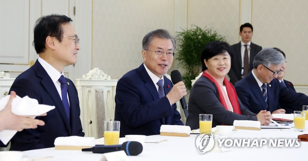 文在寅（左二）在执政党国会代表团午餐会上发言（韩联社） 