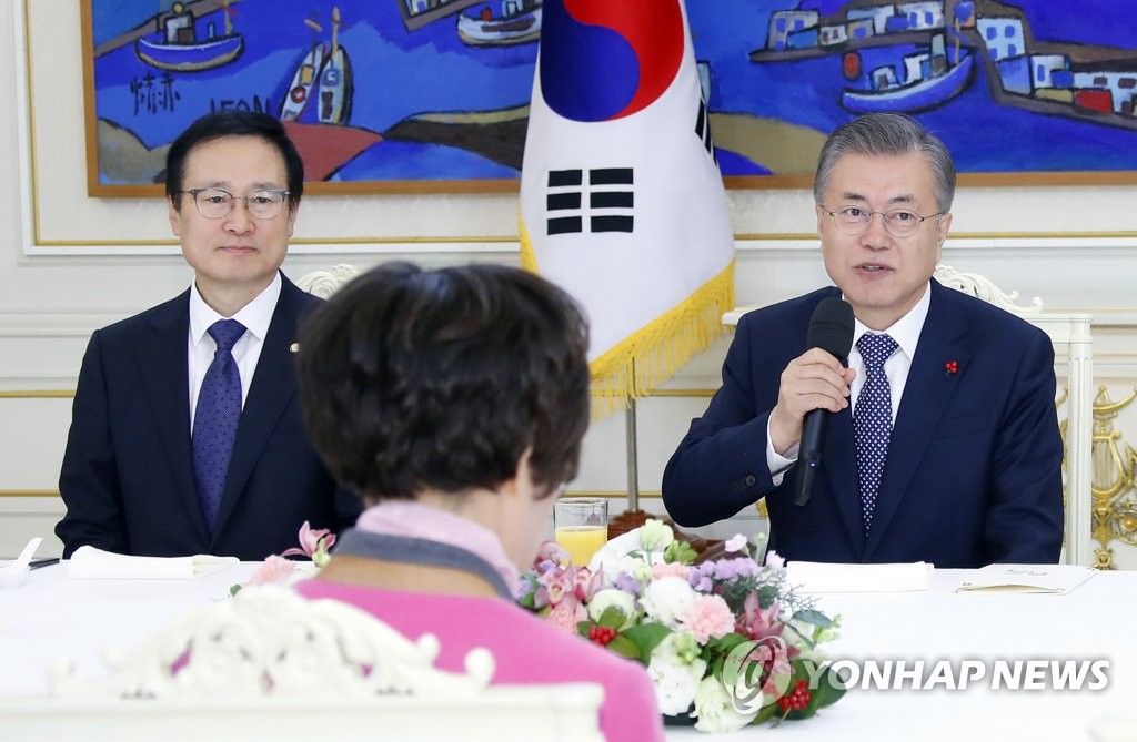 文在寅（右）在执政党国会代表团午餐会上发言（韩联社） 