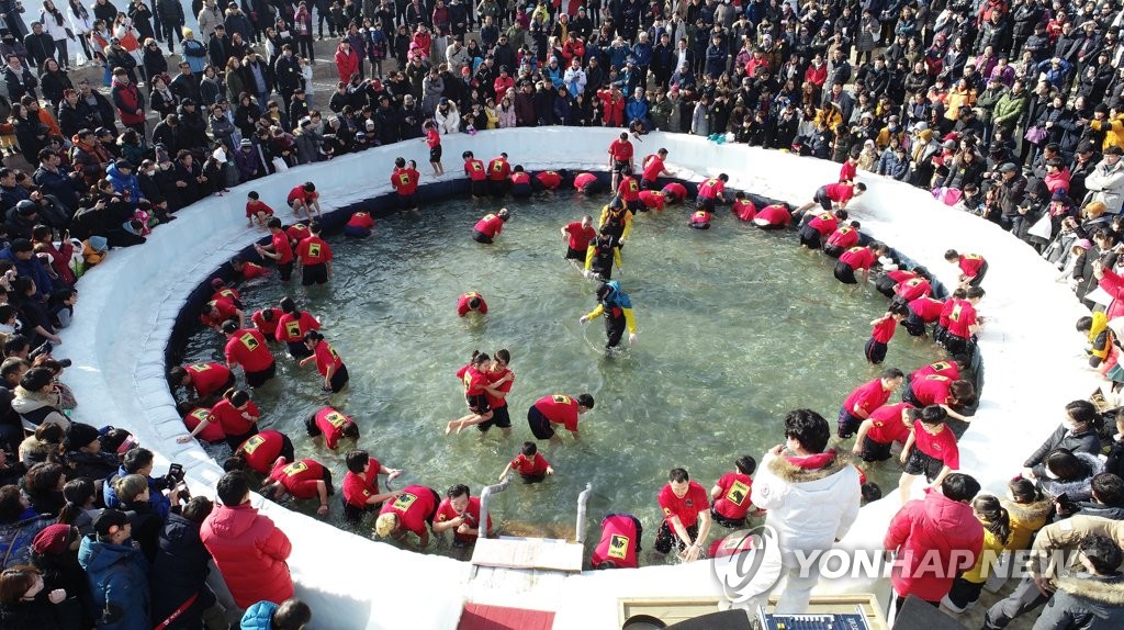 2019华川山鳟鱼庆典现场照（韩联社/华川郡政府供图）