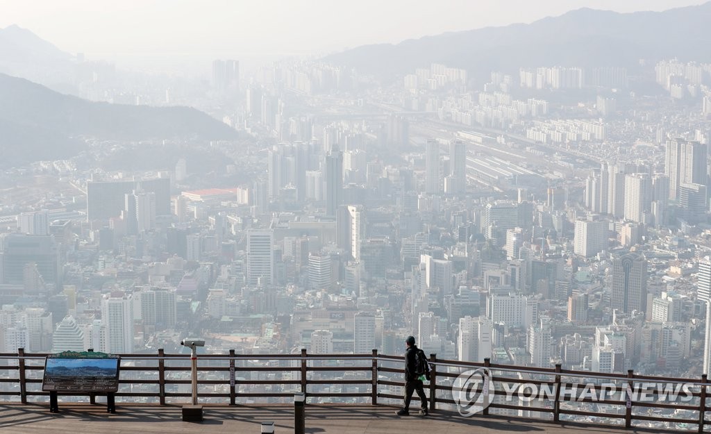 1月14日，在釜山，从高处眺望到的整个市区灰蒙蒙一片，当天韩国大部分地区雾霾浓度较高。（韩联社）