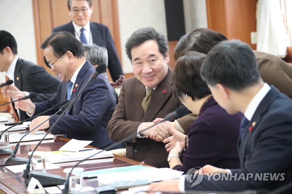 1月15日，在中央政府首尔办公楼，国务总理李洛渊（左三）出席第32次国际发展合作委员会会议。（韩联社）