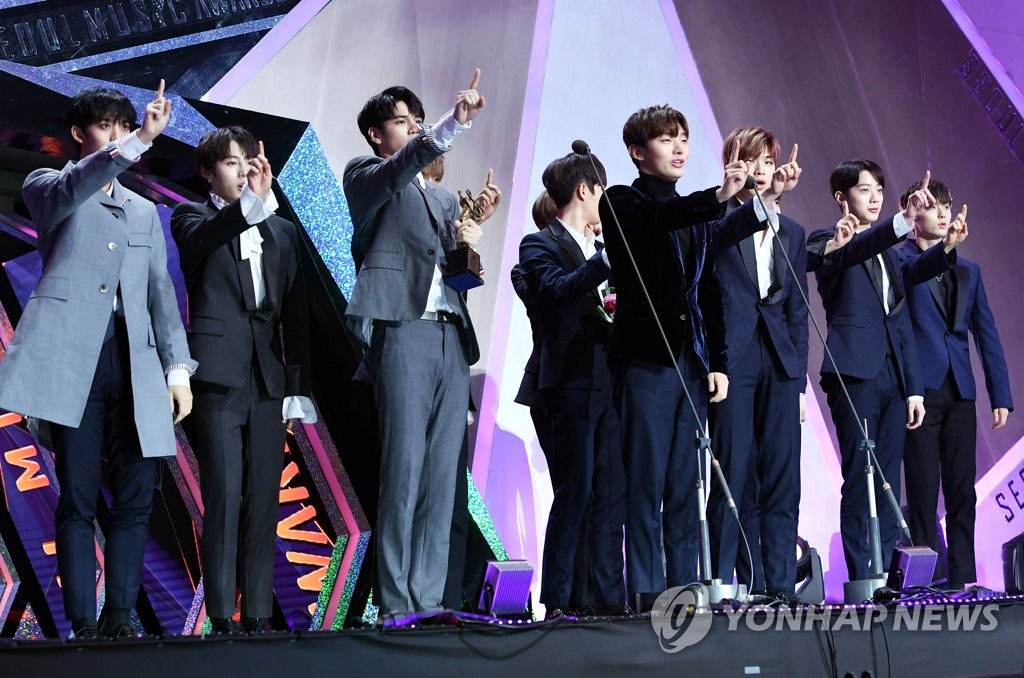 1月15日，在第28届High1首尔歌谣大赏颁奖礼上，Wanna One获得主奖后摆姿势接受媒体拍照。（韩联社/首尔体育）