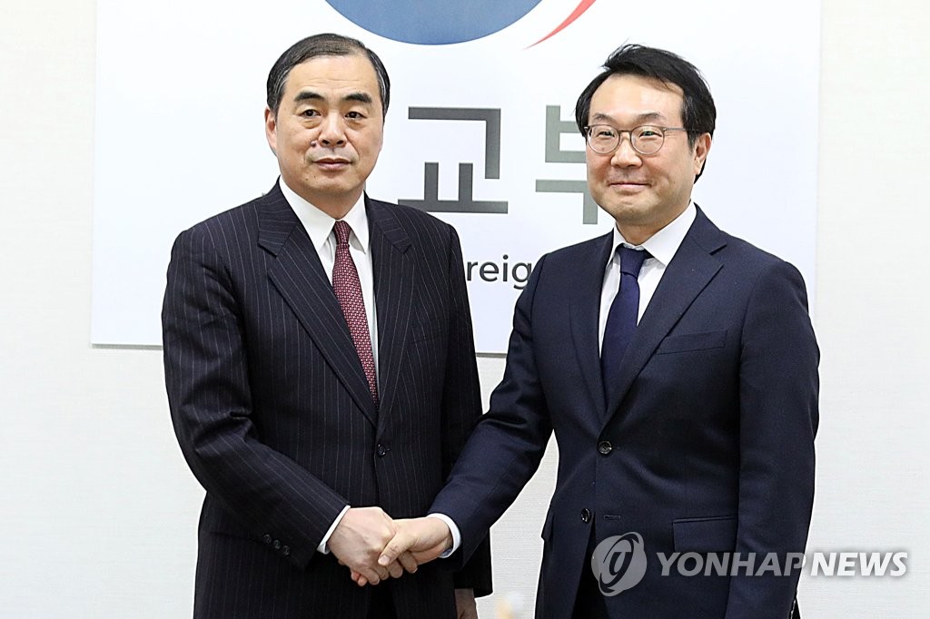 1月17日下午，在首尔，韩国外交部韩半岛和平交涉本部长李度勋（右）与中国外交部副部长兼朝鲜半岛事务特别代表孔铉佑在举行朝核六方会谈韩中团长会议前握手。（韩联社） 