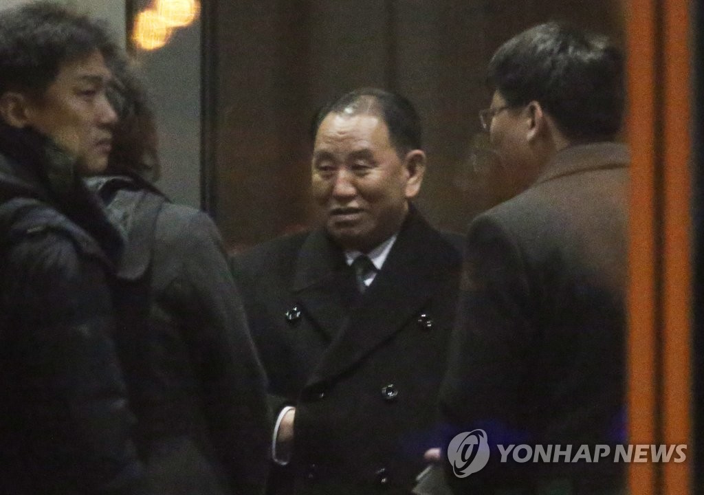 资料图片：当地时间1月17日下午，在北京首都机场，金英哲（右二）准备乘机飞往华盛顿。（韩联社）