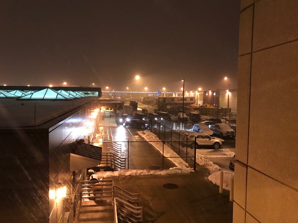 当地时间1月17日，在杜勒斯机场，美方准备的SUV车辆等候金英哲一行。（韩联社）
