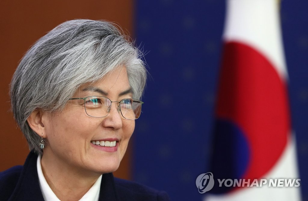 1月18日，在首尔外交部大楼，韩国外交部长官康京和接受韩联社优兔英语新闻频道“Korea Now”专访。（韩联社） 