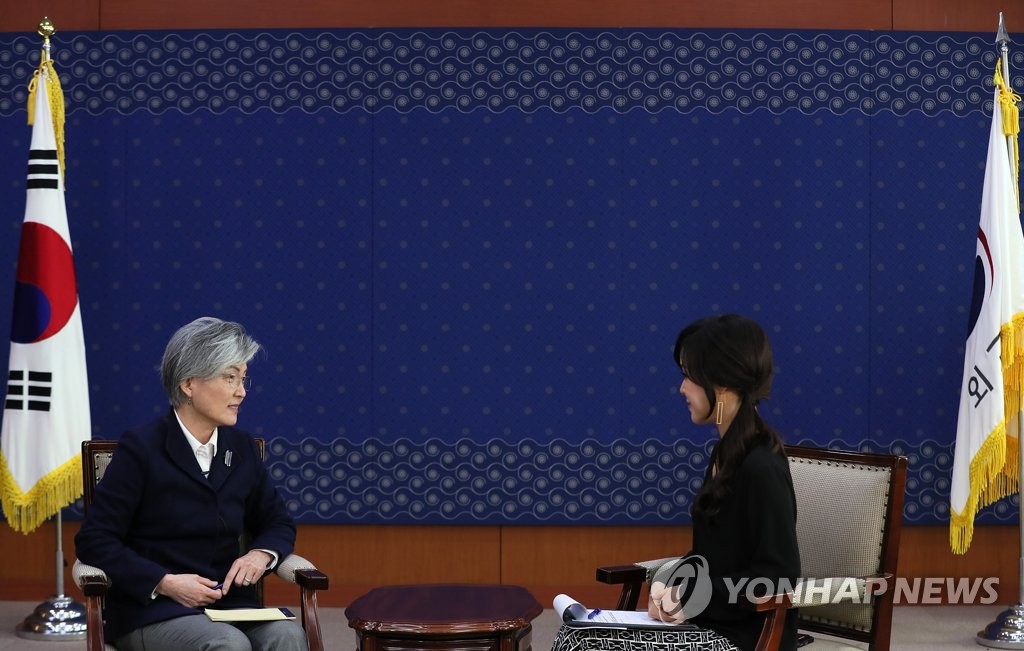 1月18日，在首尔外交部大楼，韩国外交部长官康京和接受韩联社优兔英语新闻频道“Korea Now”专访。（韩联社） 