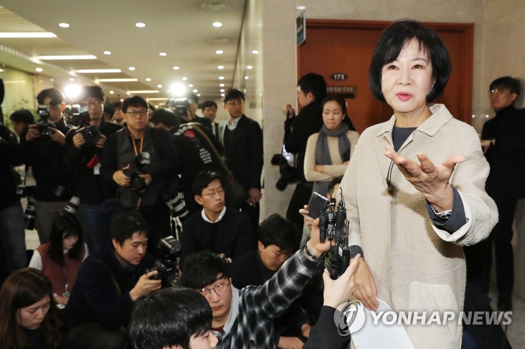 1月20日，在韩国国会，共同民主党议员孙惠园答记者问。（韩联社） 