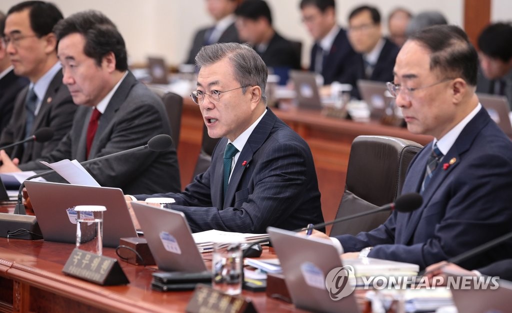 1月22日，在青瓦台，韩国总统文在寅（右二）主持召开国务会议。（韩联社）