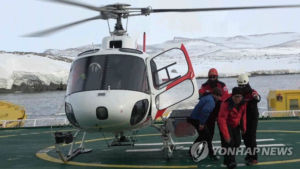1月23日，在南极，韩国直升机救援中国科考队。（韩联社/韩国海洋水产部供图）