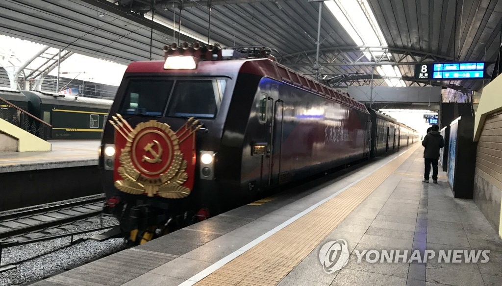 当地时间1月24日上午8时40分许，朝鲜艺术团乘坐的列车驶入北京火车站。（韩联社）