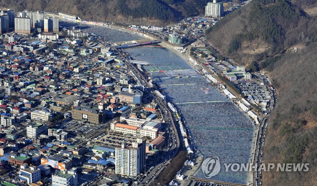 鳟鱼庆典现场人潮涌动。（韩联社/华川郡政府供图）