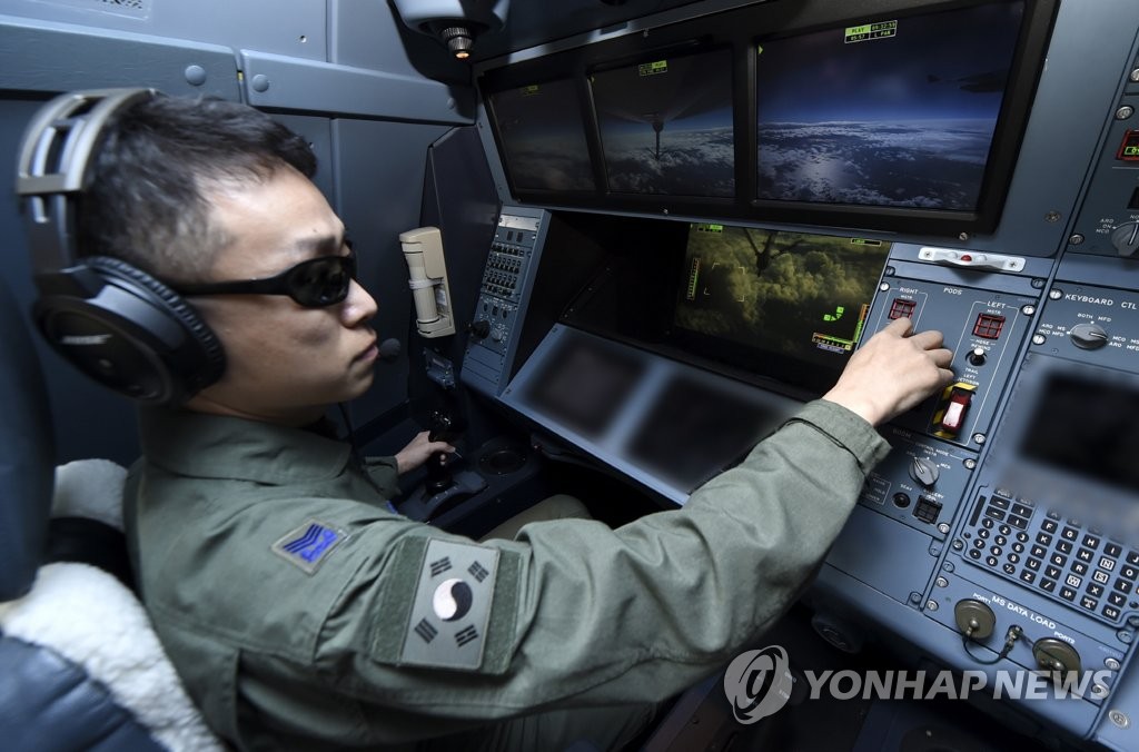 资料图片：1月30日，韩国空军在釜山金海基地举行KC-330空中加油机服役仪式。图为驾驶员正在执行任务。（空军供图）
