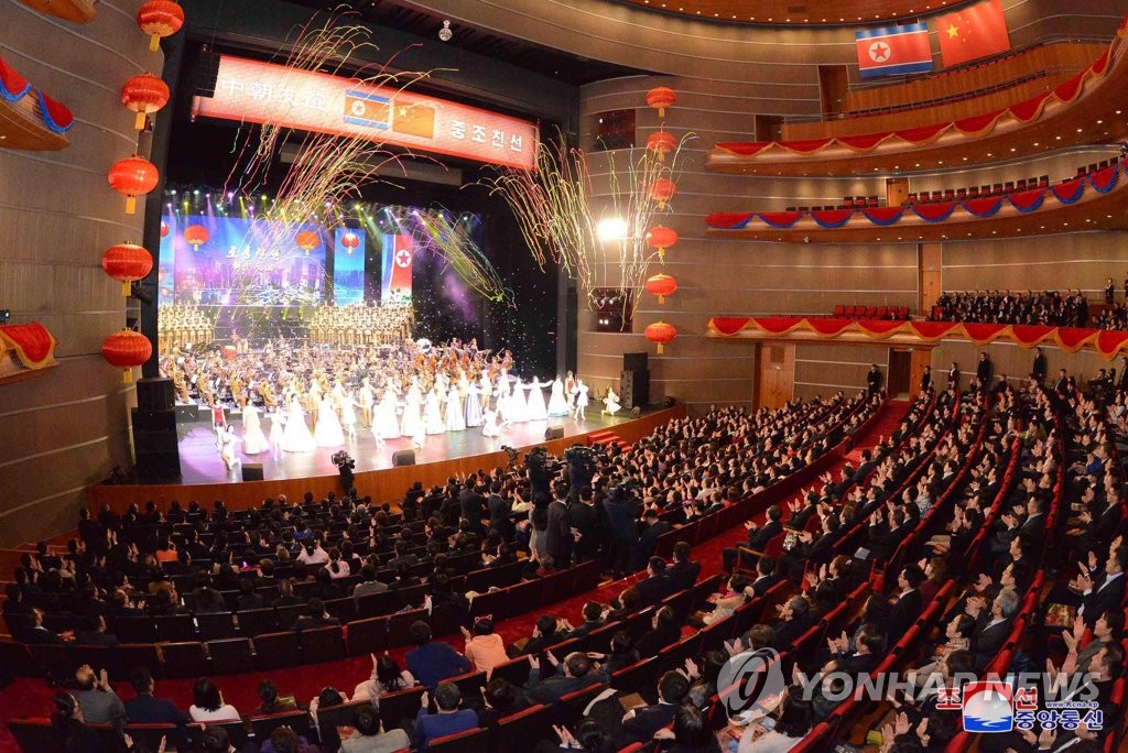 图为朝鲜艺术团演出现场。图片仅限韩国国内使用，严禁转载复制。（韩联社/朝中社）