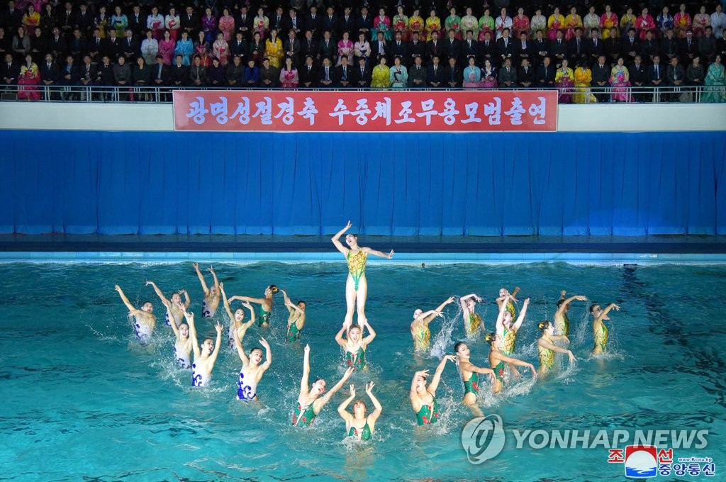 朝鲜举行水上芭蕾表演为金正日生日献礼。图片仅限韩国国内使用，严禁转载复制。（韩联社/朝中社）