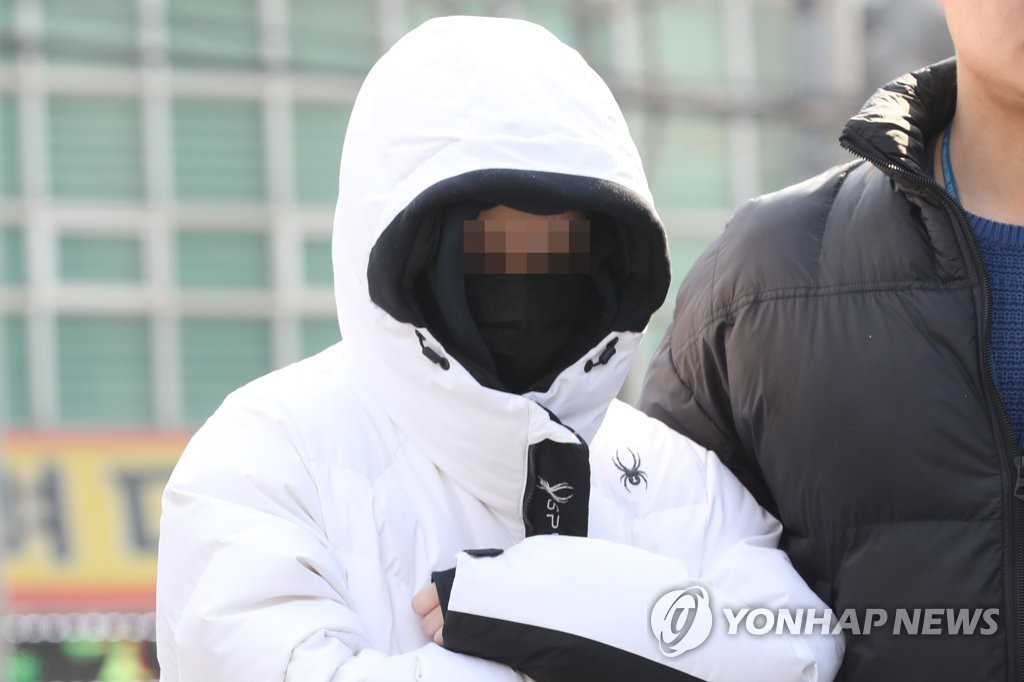 资料图片：2月16日，A某走向首尔地方警察厅。（韩联社）