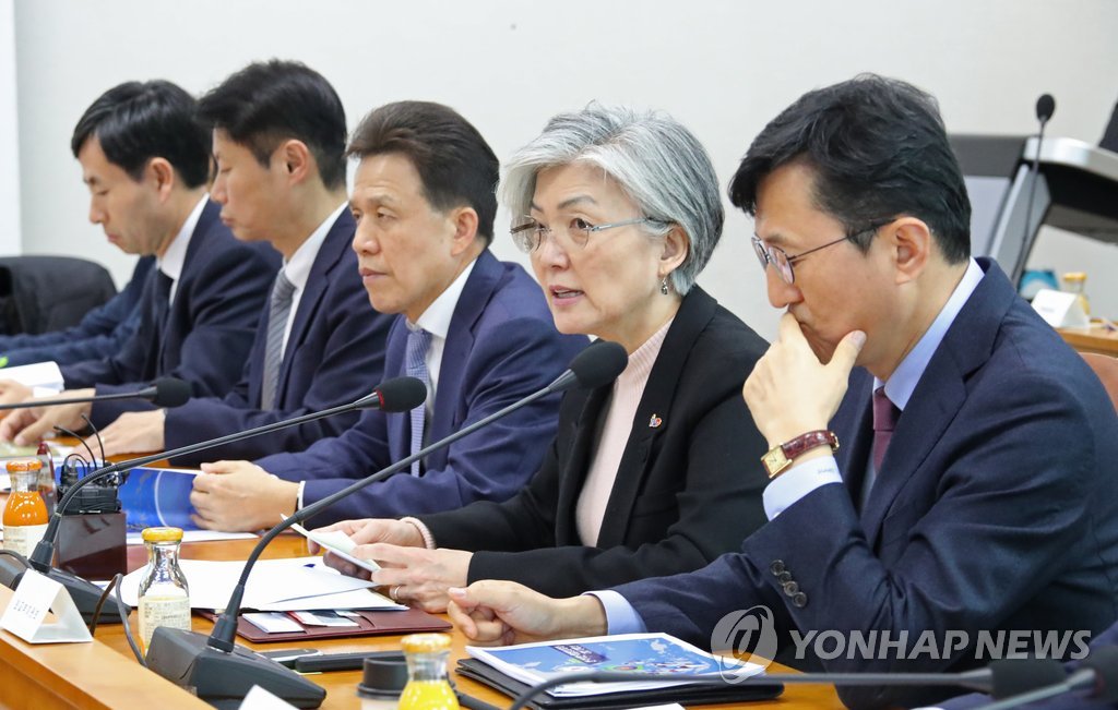 3月4日，韩国外长康京和（右二）出席总统文在寅主持召开的国家安全保障会议（NSC）全体会议并发言。（韩联社）