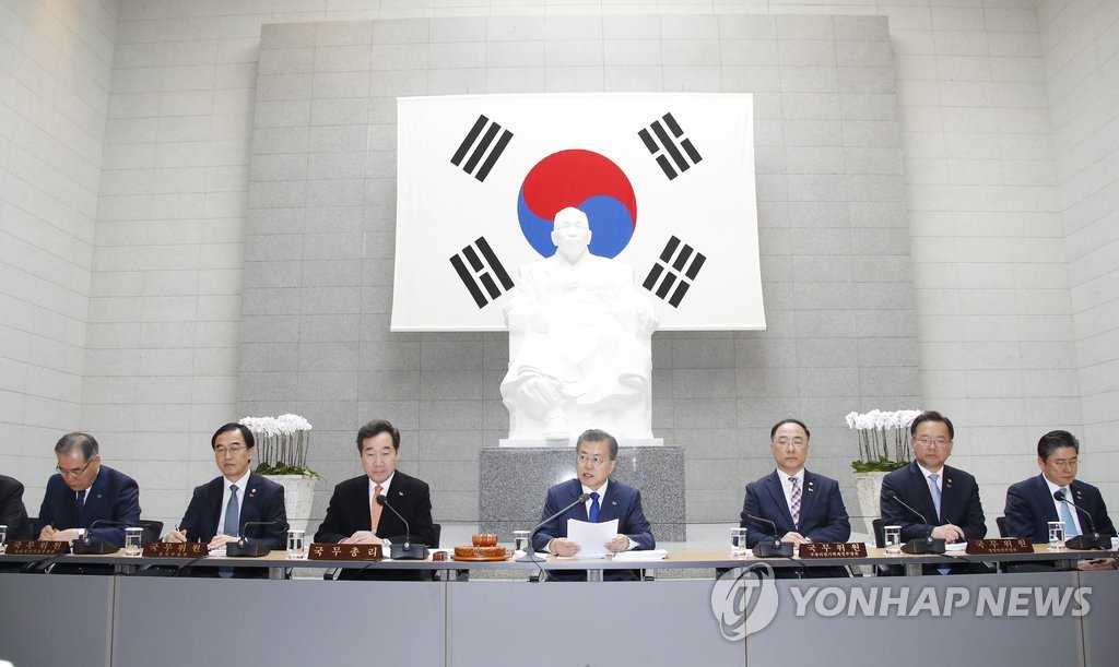资料图片：2月26日，在白凡金九纪念馆，韩国总统文在寅（中）主持召开国务会议。（韩联社） 