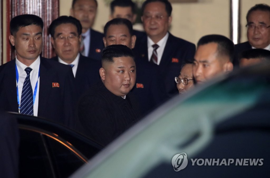 当地时间2月26日，朝鲜国务委员会委员长金正恩走出朝鲜驻越南大使馆。（韩联社）