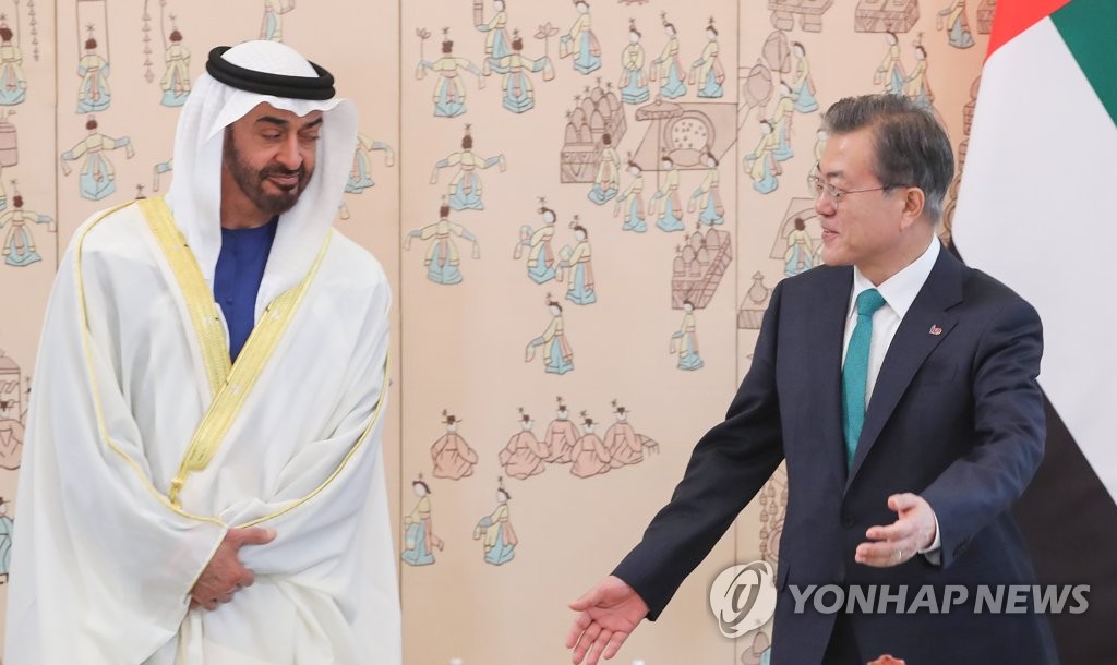 资料图片：总统文在寅（右）和阿联酋阿布扎比王储穆罕默德·本·扎耶德·阿勒纳哈扬 韩联社