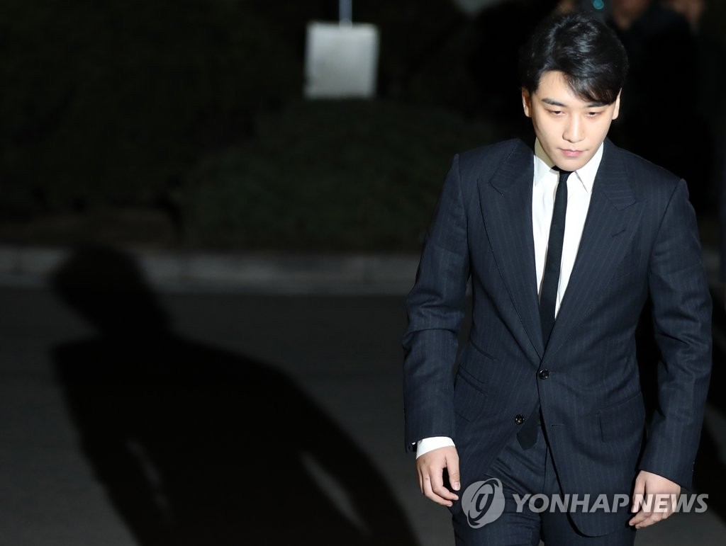 资料图片：2月27日晚9时，涉嫌向外籍投资者提供色情招待的BIGBANG成员胜利前往首尔地方警察厅广域调查队接受调查。（韩联社）