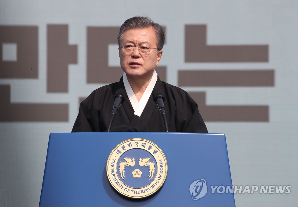 3月1日，文在寅出席在首尔光化门广场举行的三一运动百周年纪念仪式并致辞。（韩联社）