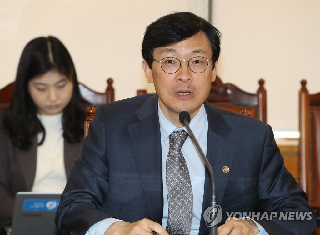 3月4日，在位于首尔市中区的银行会馆，李昊升主持召开宏观经济金融会议并发言。（韩联社）