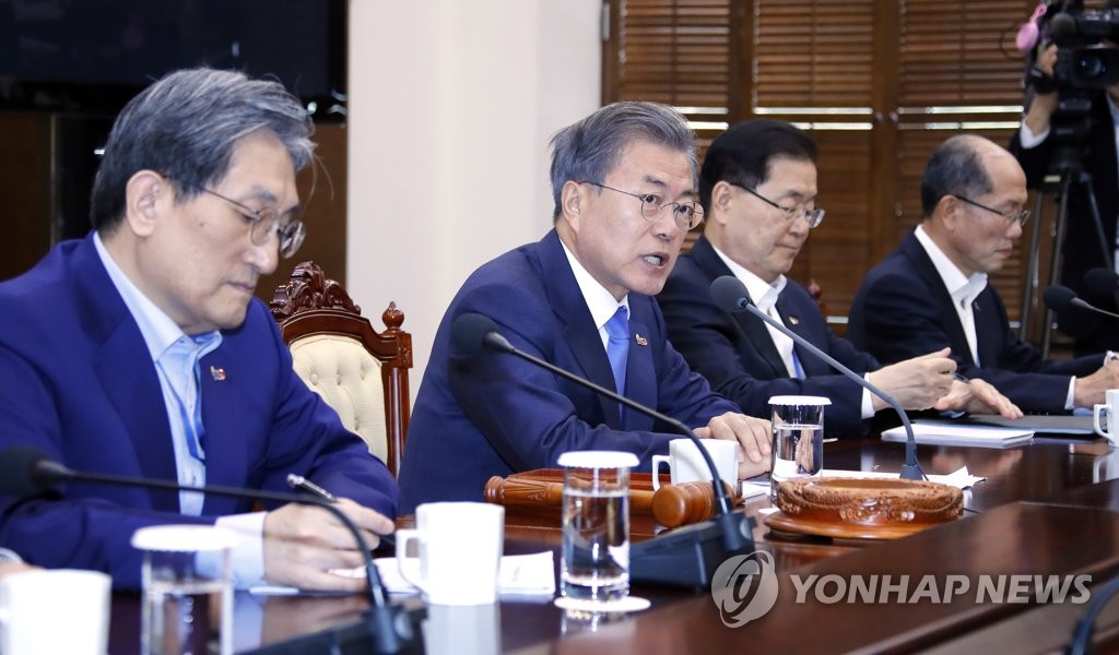 3月4日下午，在青瓦台，韩国总统文在寅（左二）主持召开国家安全保障会议（NSC）全体会议。（韩联社）