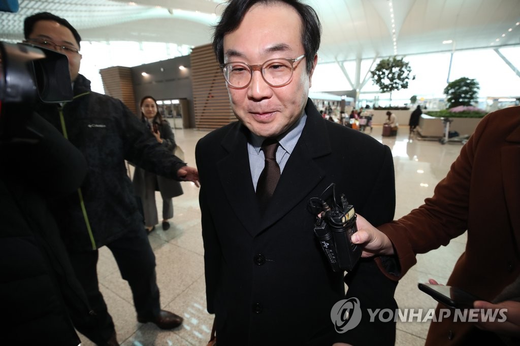 3月5日，在仁川国际机场，赴美访问的韩国外交部韩半岛和平交涉本部长李度勋接受记者采访。（韩联社）
