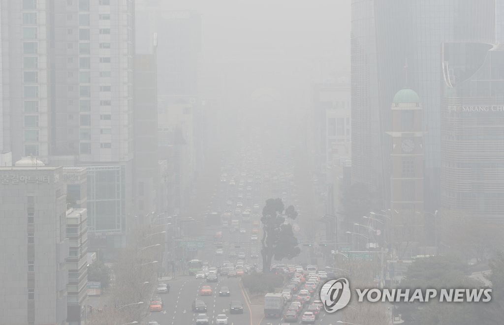 资料图片：3月5日，首尔空气质量极差，照片摄于首尔市瑞草区盘浦大路一带。（韩联社）