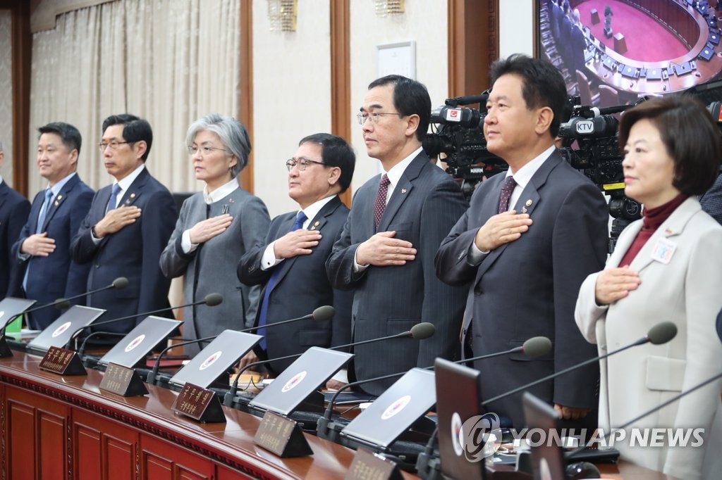 资料图片：3月5日，在中央政府首尔大楼，统一部长官赵明均（右三）等各政府部门长官出席国务会议并向国旗敬礼。（韩联社）