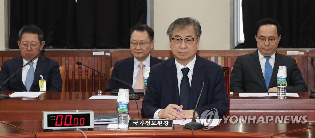 3月5日，在国会，国情院院长徐薰（前排中）出席国会情报委员会座谈会。（韩联社）