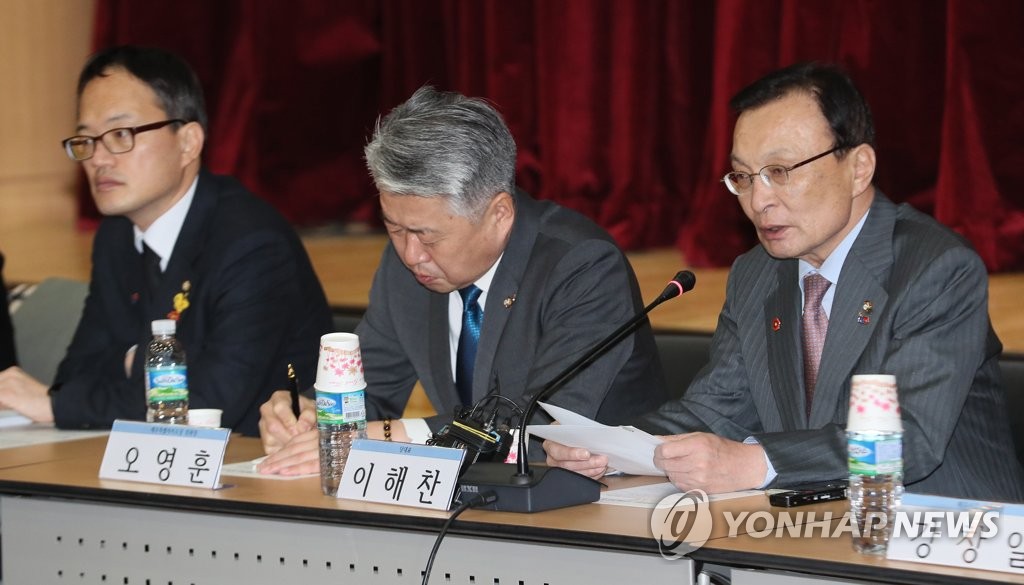 资料图片：共同民主党党首李海瓒(右一）在会上发言。（韩联社）