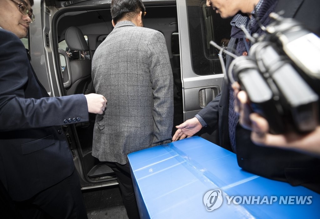 3月10日下午，在首尔市江南地区某夜店，警方搜查队在取证后打道回府。（韩联社）