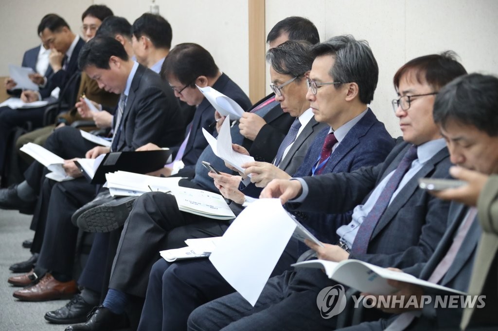 3月11日，在中央政府首尔办公楼，文体部干部们正在听取文体部第一次官金龙三发布的2019年工作计划。（韩联社）