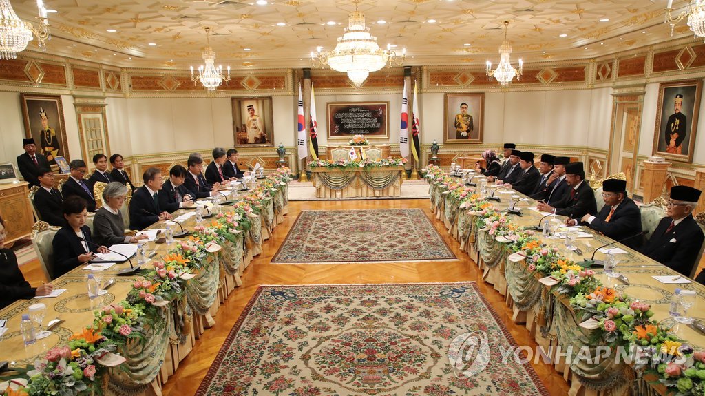 3月11日上午，在文莱王宫，文在寅（左排左三）和博尔基亚（右排右三）举行韩文首脑会谈。（韩联社）