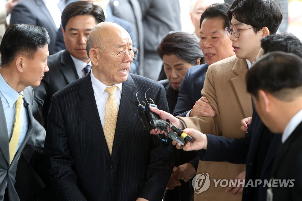 3月11日，在光州地方法院，涉嫌损害“5·18民主化运动”参加者名誉的韩国前总统全斗焕在庭审结束后走出法庭后拒答记者提问。（韩联社）