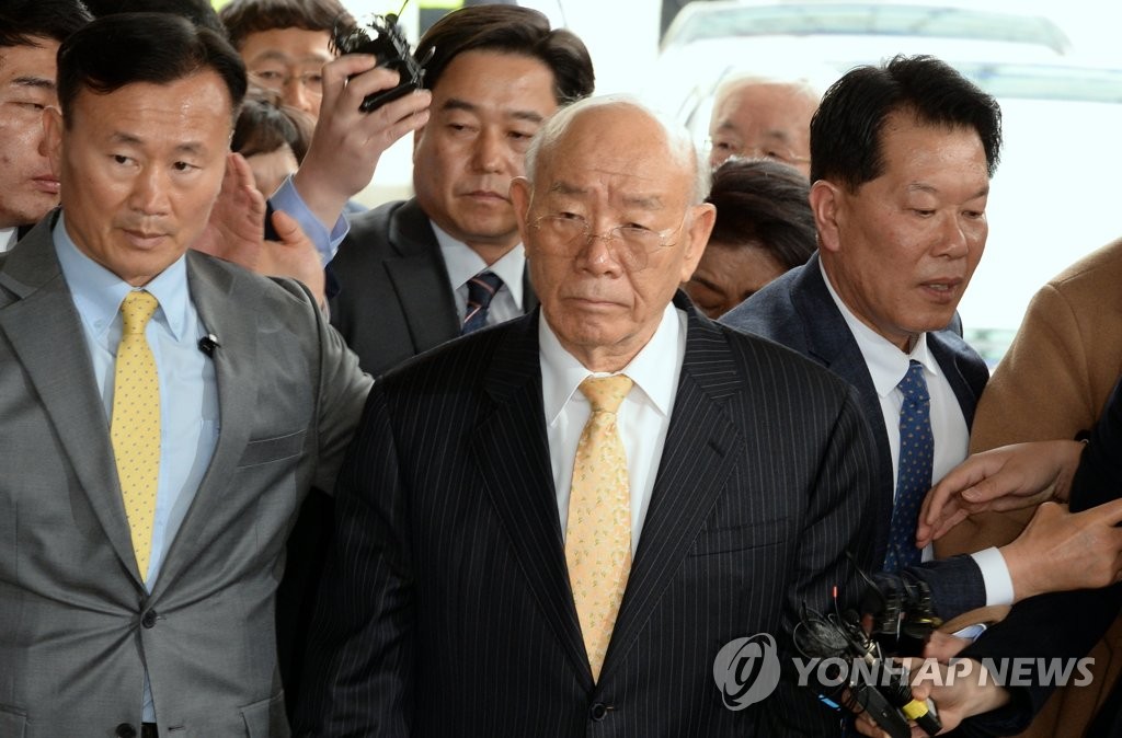 3月11日，韩国前总统全斗焕走进光州地方法院。（韩联社）