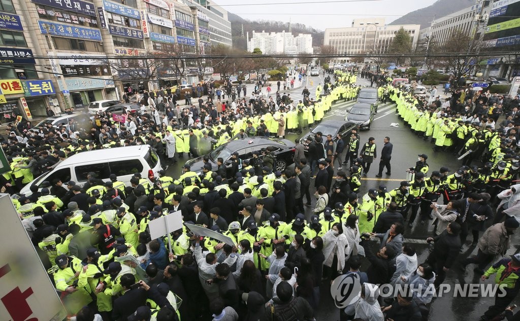 3月11日下午，全斗焕出庭受审后乘车驶离光州地方法院。（韩联社）
