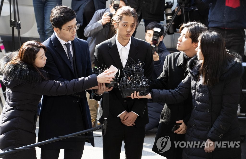 3月14日上午，郑俊英到首尔地方警察厅时接受媒体采访。（韩联社）