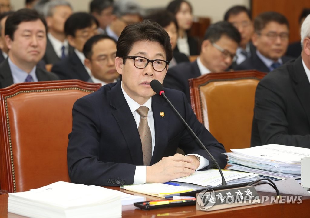 3月14日，在国会环境劳动委员会全体会议上，赵明来答议员问。（韩联社）