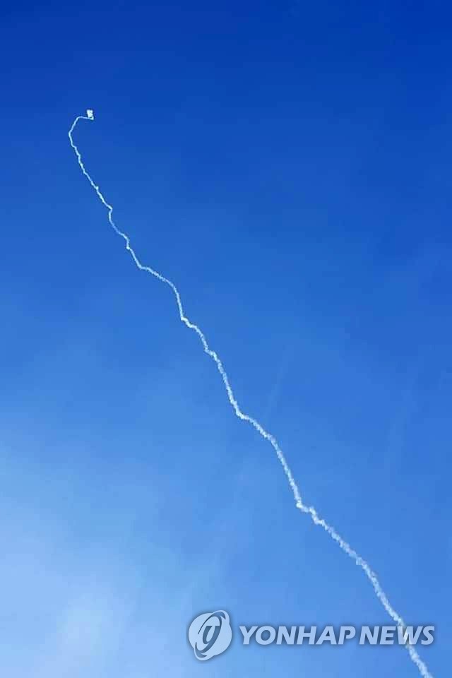 资料图片：3月18日，在江原道春川市，疑似防空导弹的飞行物冲上云霄。（韩联社/读者供图）
