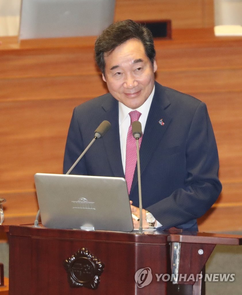 3月19日，国务总理李洛渊出席国会质询政府工作大会并答议员问。（韩联社）