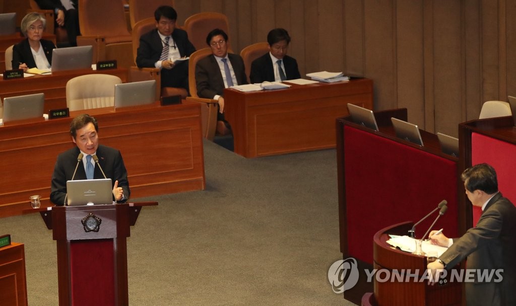 国务总理李洛渊（左）出席国会质询政府工作大会并答议员问。（韩联社）