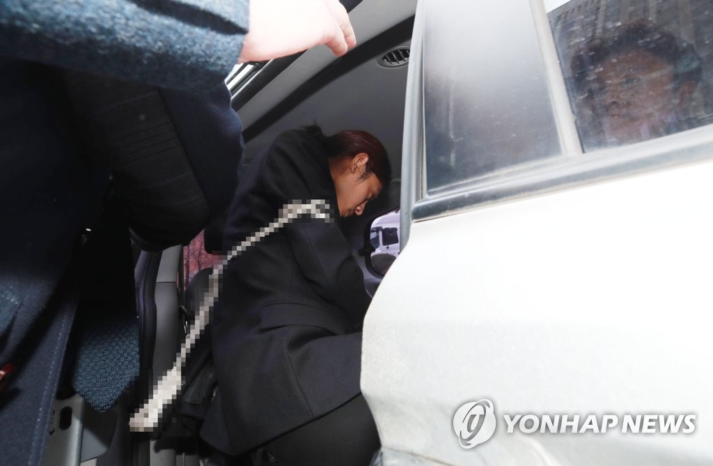 3月21日，在首尔中央地法门口，郑俊英结束逮捕审查后上车离开法院。（韩联社）